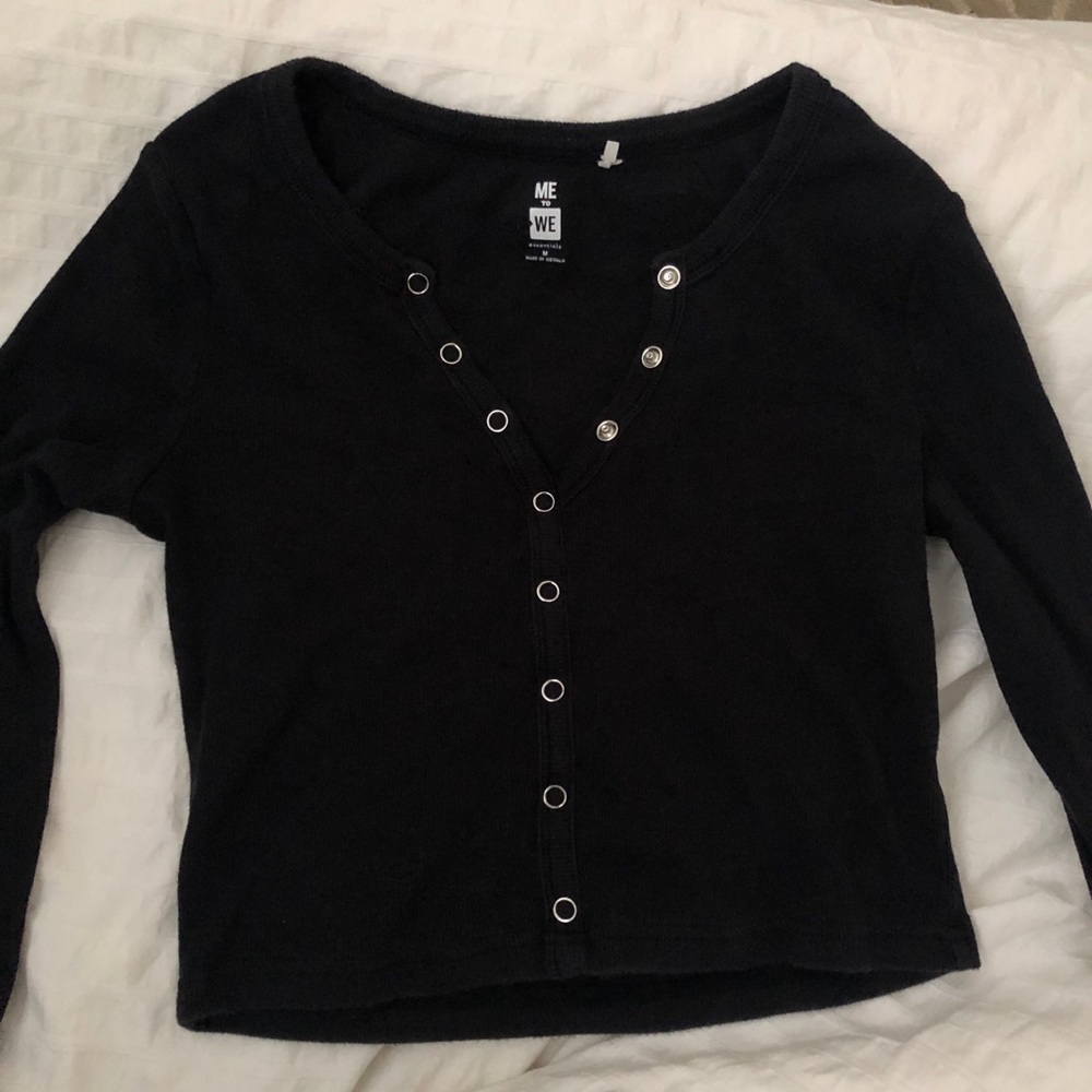 Long sleeve button on shirt